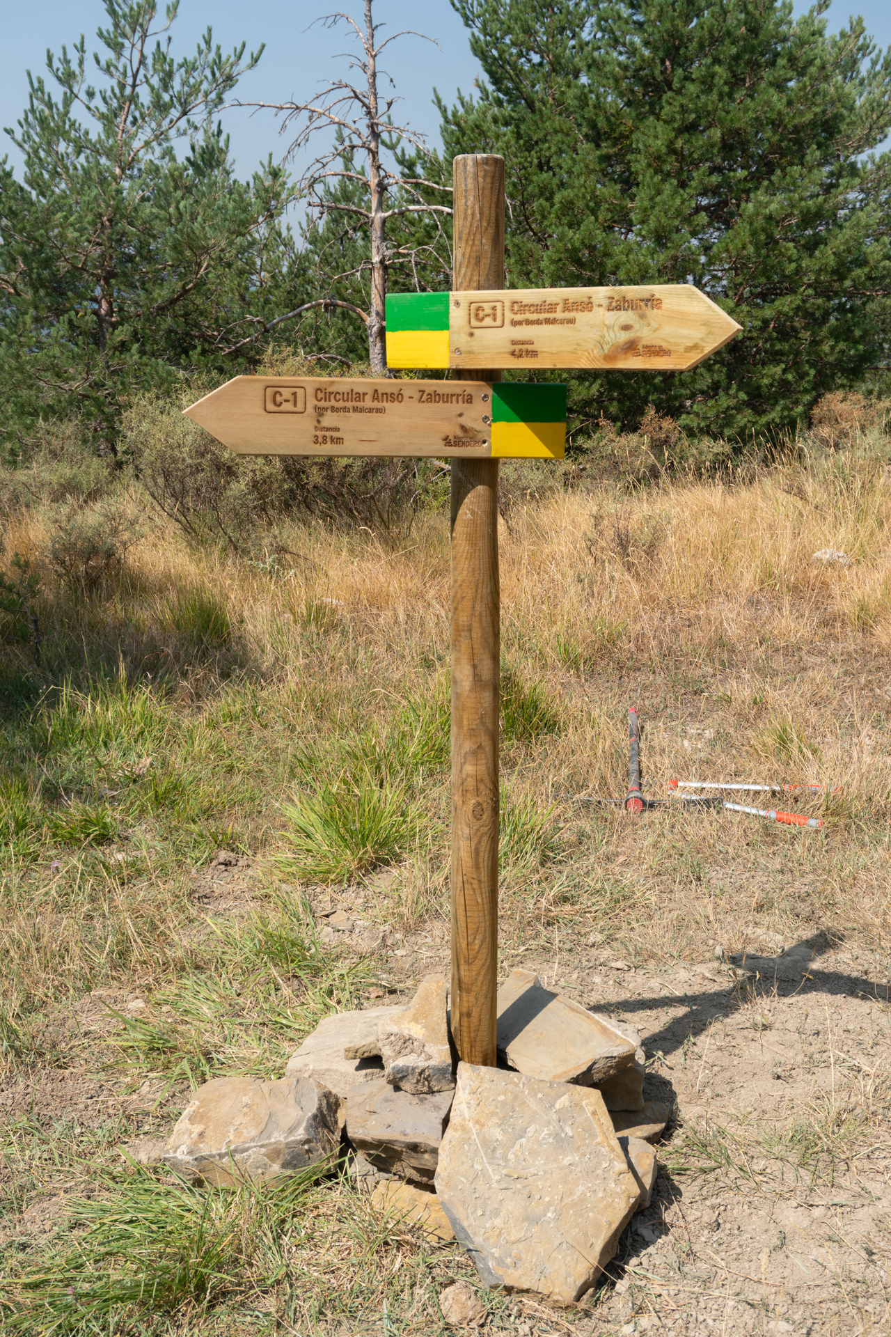 Voluntariado de Adopta un Sendero trabajando en el entorno de Ansó